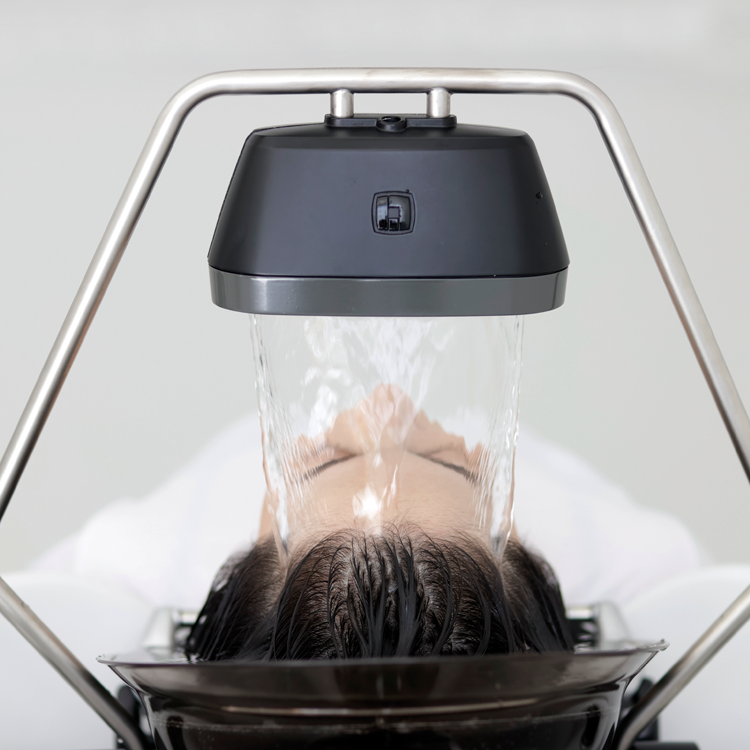 System head spa Takara Belmont YUME HEADBATH podczas pielęgnacji skóry głowy