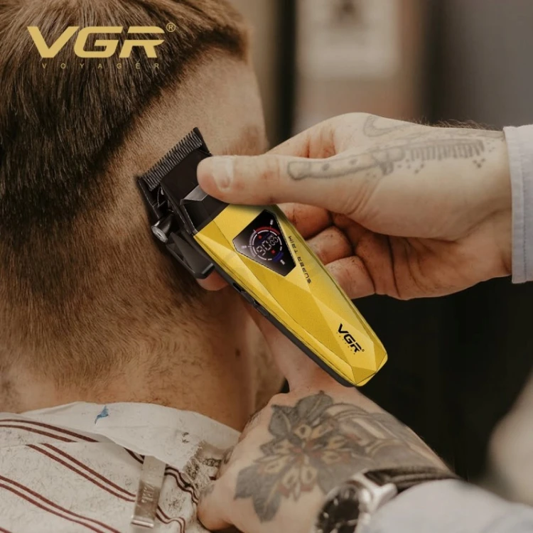 Trymer VGR V-877 S2 złoty podczas precyzyjnego strzyżenia włosów